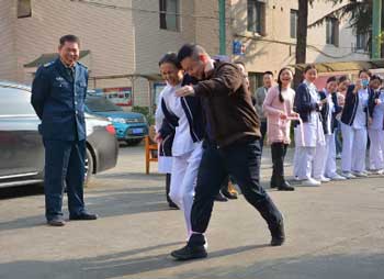 仭